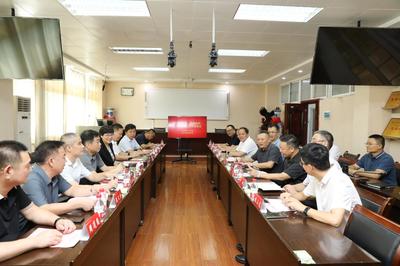 信陽市上天梯非金屬礦管理區(qū)領(lǐng)導蒞臨我校開展技術(shù)交流考察