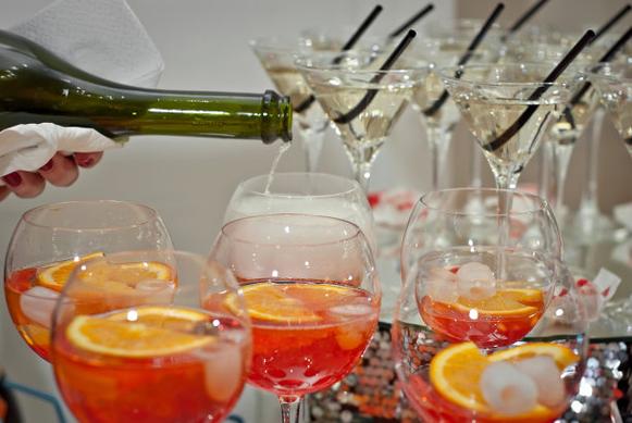玻璃杯里的流光 自助餐臺(tái)上的酒精飲料攝影美學(xué)